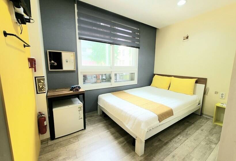 Camera Deluxe, Hostel Tommy