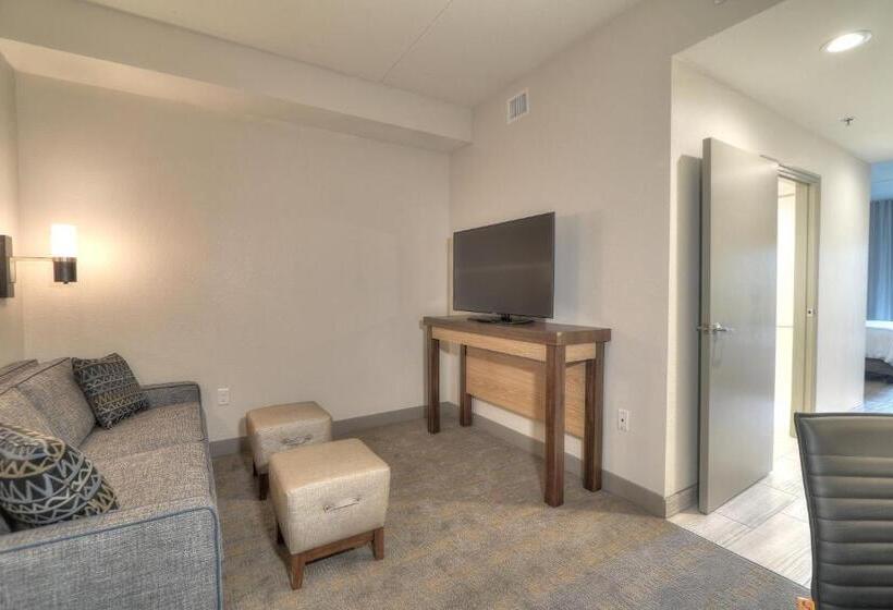 适合残疾人士使用的带超级大床的标准间, Holiday Inn & Suites Pigeon Forge Convention Center, An Ihg