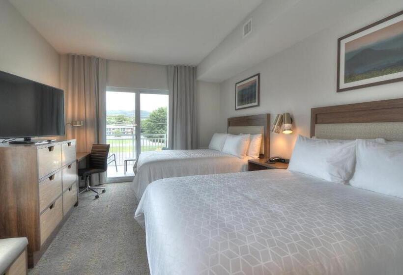 带皇后床的套间, Holiday Inn & Suites Pigeon Forge Convention Center, An Ihg