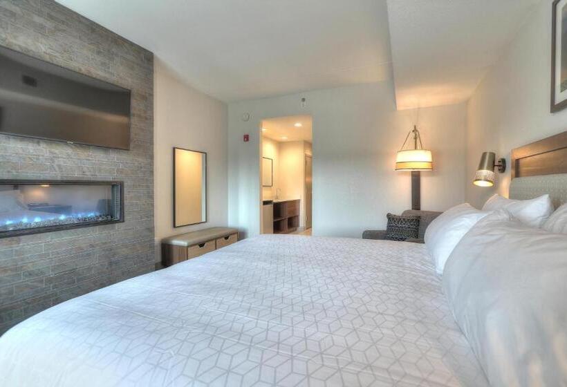 带大床的套房, Holiday Inn & Suites Pigeon Forge Convention Center, An Ihg