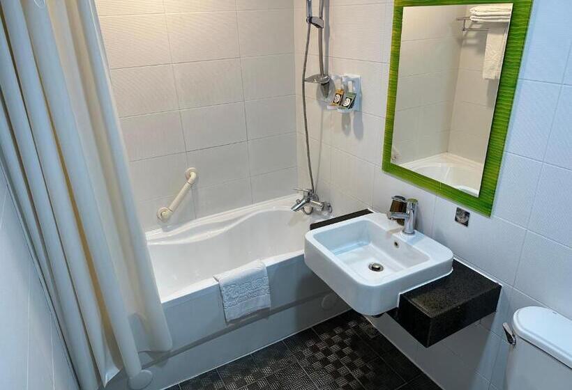اتاق لوکس چهار تخته, Young Soarlan Hotel   Tainan