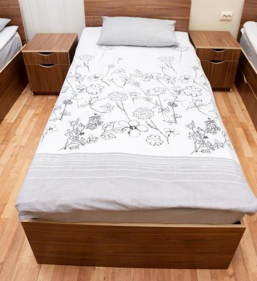 공동 객실, Monada Hotel & Hostel