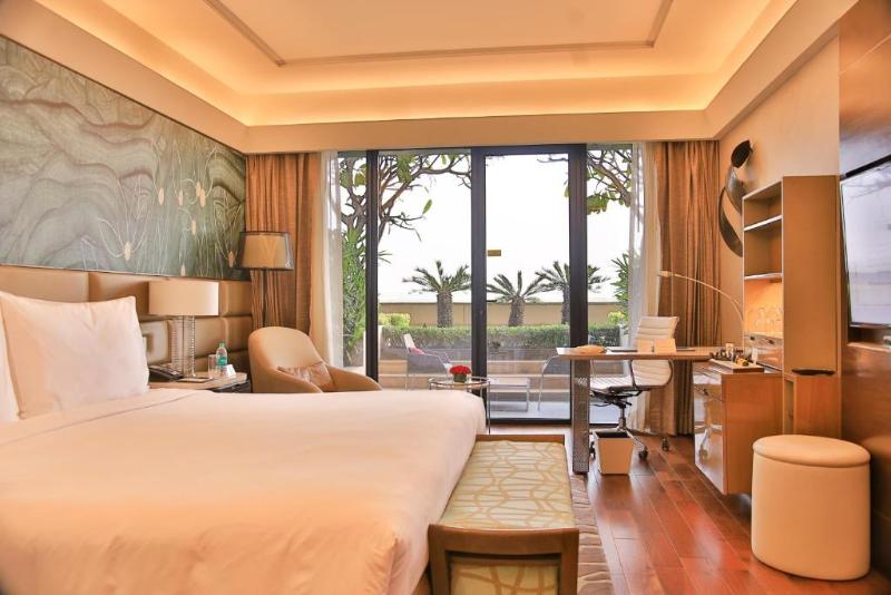 اتاق کلاب, The Leela Ambience Convention Hotel Delhi