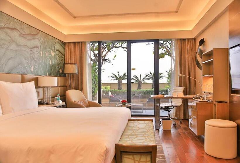 اتاق کلاب, The Leela Ambience Convention Hotel Delhi