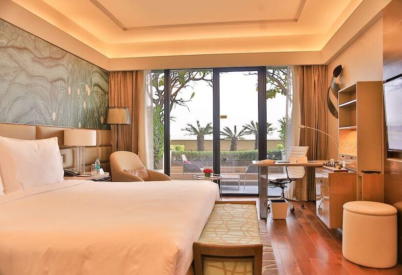 اتاق کلاب, The Leela Ambience Convention Hotel Delhi