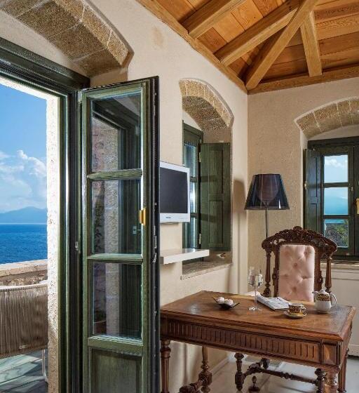 Люкс Повышенной Комфортности, Moni Emvasis Luxury Suites