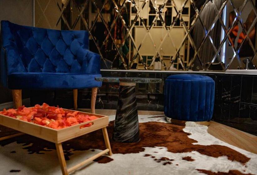 سوئیت با وان آب گرم, Rose Boutique
