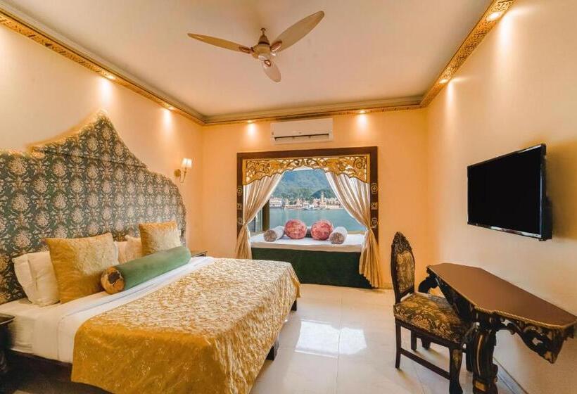 غرفة بريميوم مع إطلالات, The Neeraj Ganga Heritage Palace