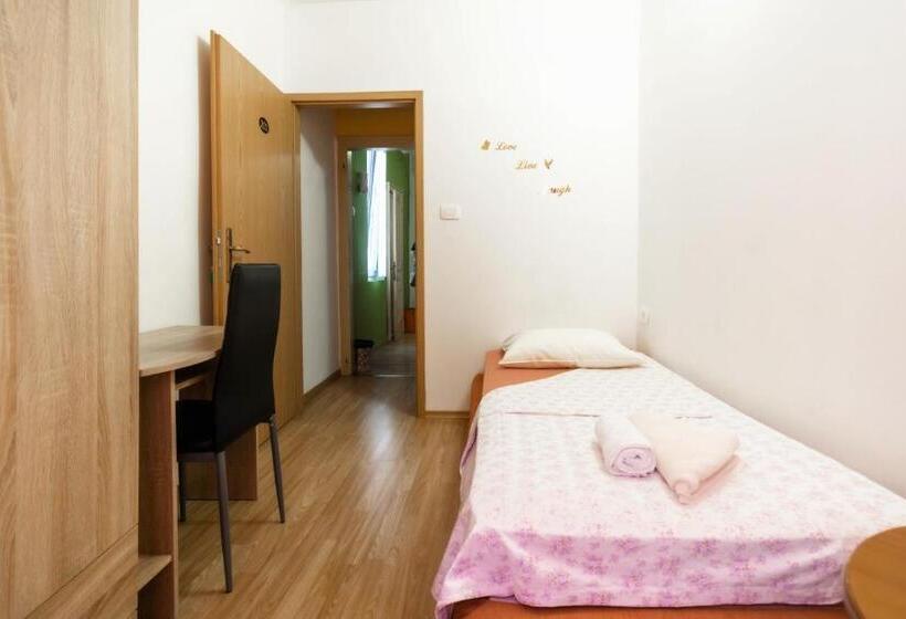 اتاق استاندارد یک تخته با سرویس بهداشتی مشترک, Hostel Martin
