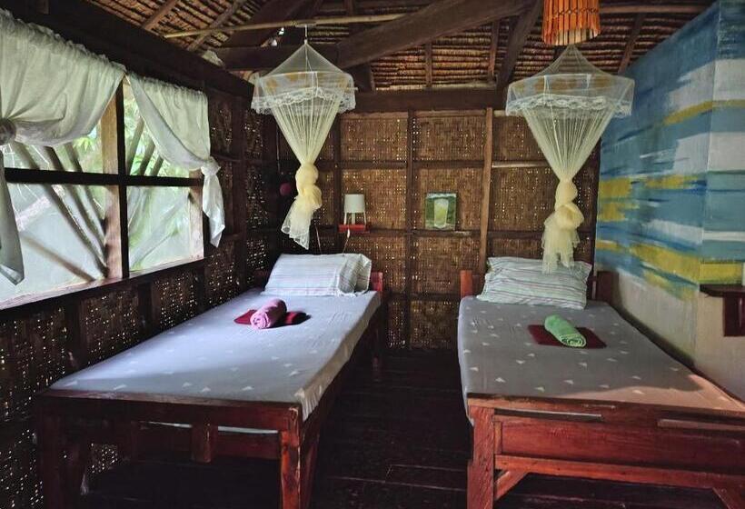 اتاق استاندارد با بالکن, Nuts Huts