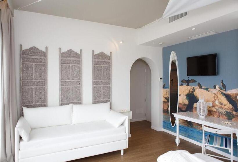 سوییت جونیور با چشم‌انداز دریا, Luxor Cattolica Beach