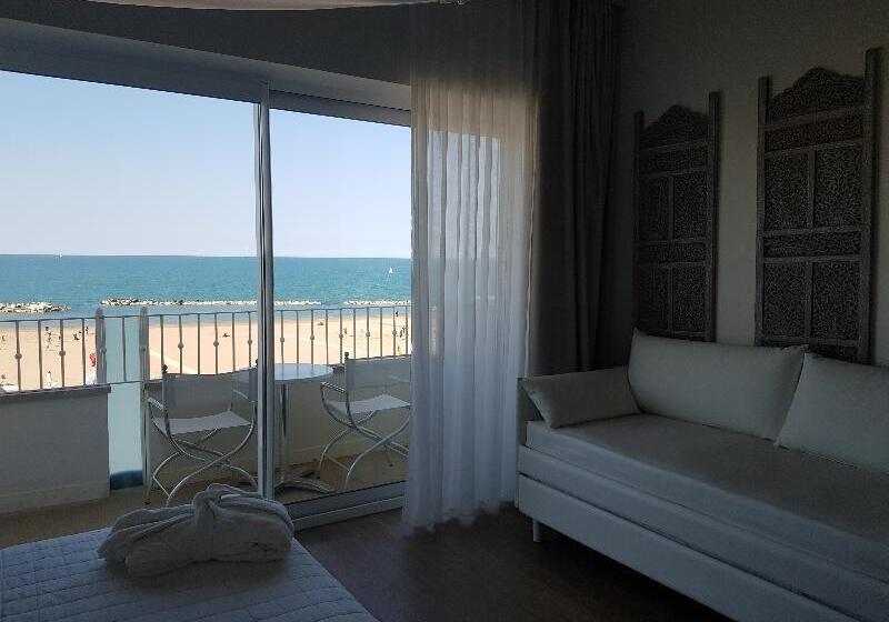 سوییت جونیور با چشم‌انداز دریا, Luxor Cattolica Beach