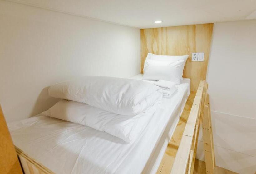 ルームシェアのワンベッド, Seoulite Inn Myeongdong Formerly   Step Inn Myeongdong 2