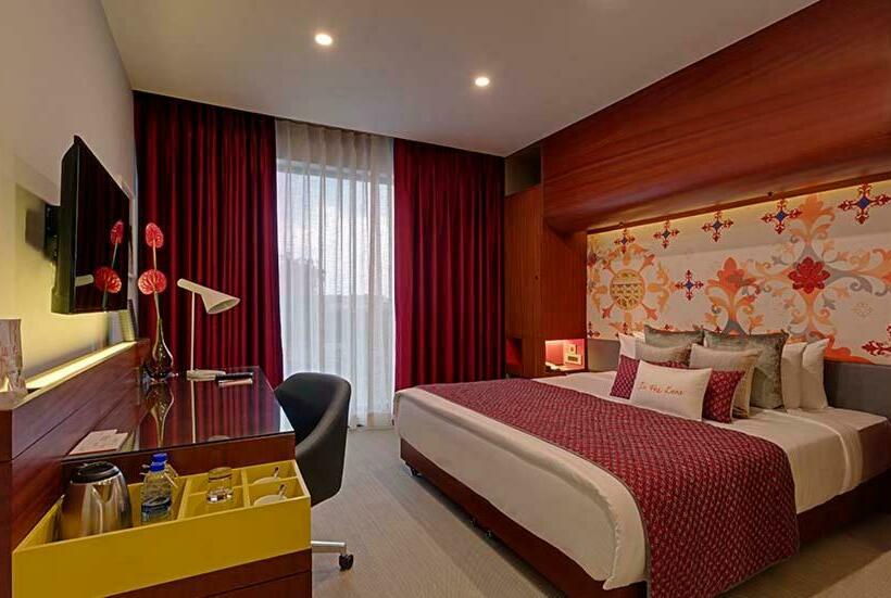 اتاق لوکس با بالکن, Triton By Shyama Hotels & Resorts