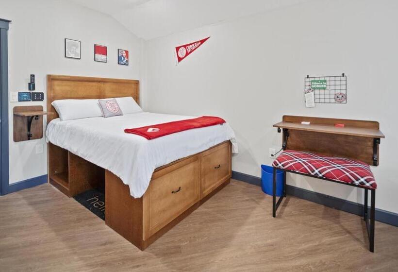 Номер Deluxe, The Dorm