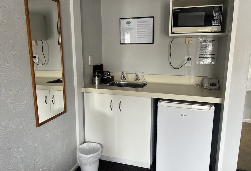 استودیوی استاندارد, Avenue Motel Palmerston North