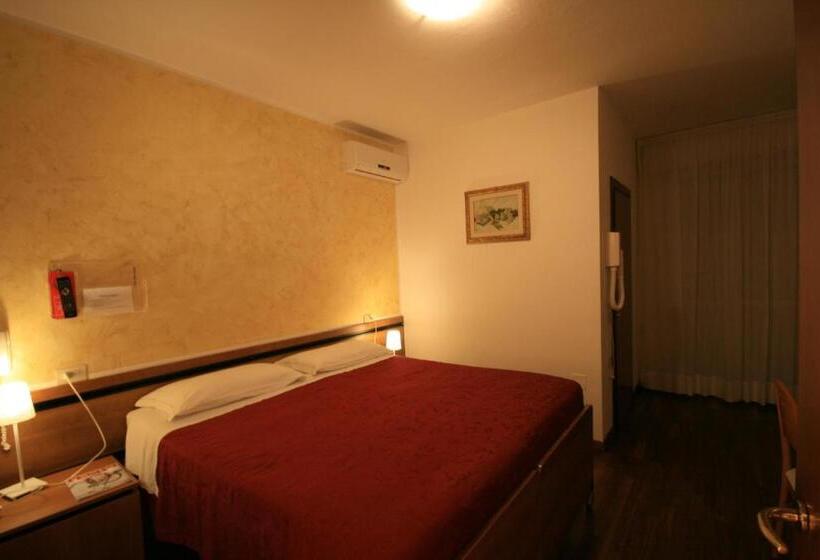 Номер Стандарт с Балконом, Albergo Centopini