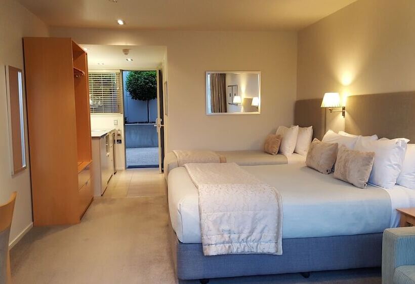 استودیوی سوپریور, Bluestone On George