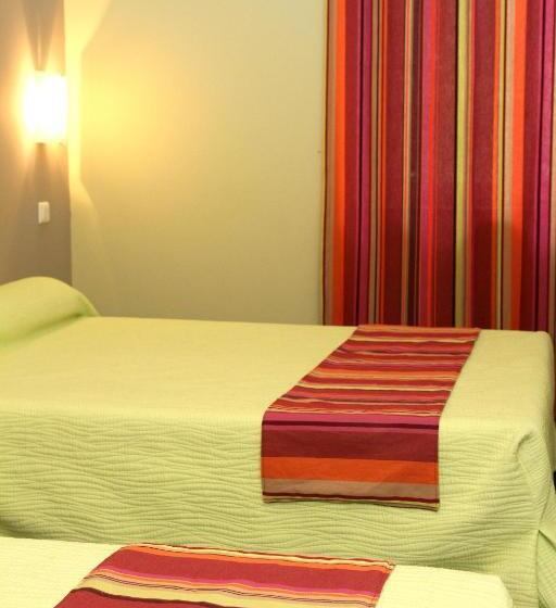 Номер Стандарт Трехместный, Logis Hotel Le Clos Des Oliviers