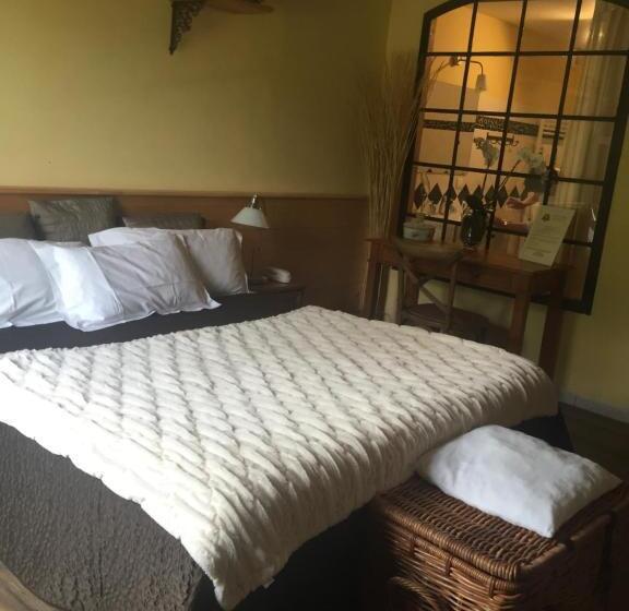 اتاق استاندارد چهار تخته, Logis Hotel La Grange Du Relais