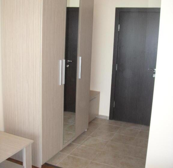 اتاق خانوادگی با چشم‌انداز دریا, Villa Maria 2