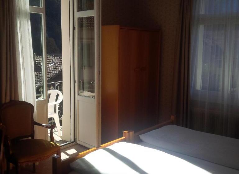 高级大房间, De La Paix