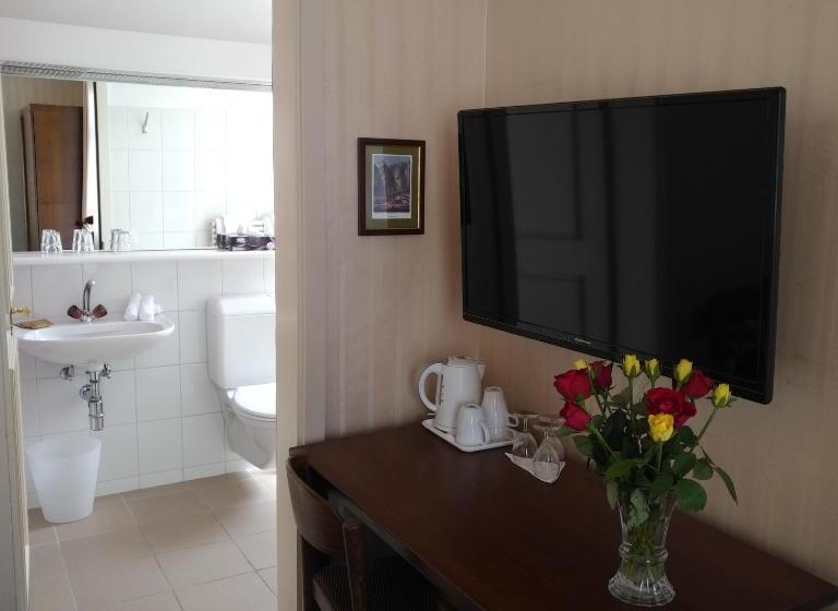 标准三人间, De La Paix