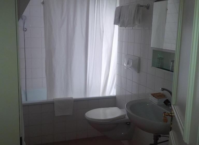 标准三人间, De La Paix