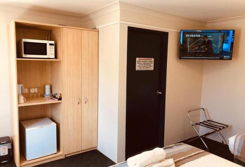 Семейный Номер, Red Cedar Motel