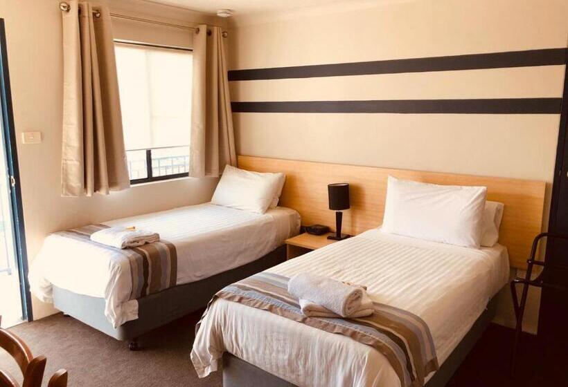 Номер Стандарт, Red Cedar Motel