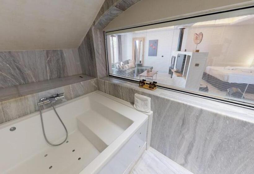 Люкс с гидромассажем, Valeni Boutique Hotel & Spa