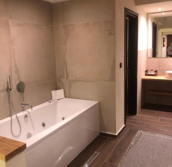 Люкс с гидромассажем, Valeni Boutique Hotel & Spa