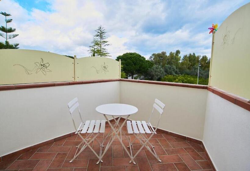 Четырехместный Номер Стандарт с Балконом, B&b Giglio Di Mare