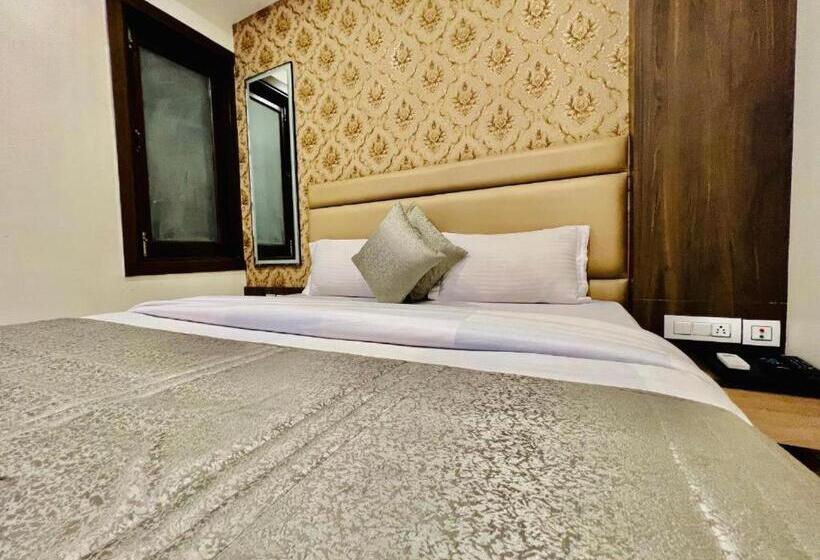 استودیوی سوپریور, Apple Inn & Suites, New Delhi