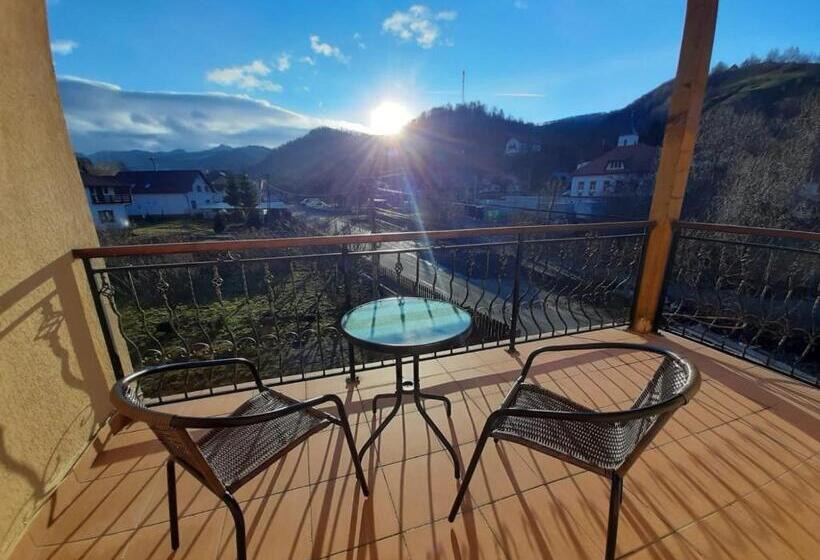 Номер Deluxe с Балконом, Pensiunea Montan Din Bran,sat Simon Spa Indoor