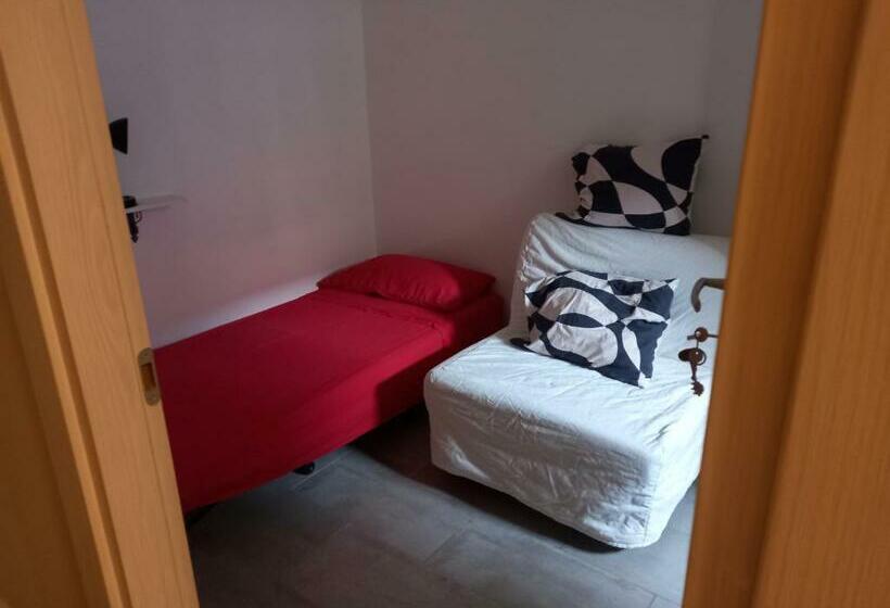 اتاق عادی یک تخته, Room In Historical City Centre With Private Bathroom