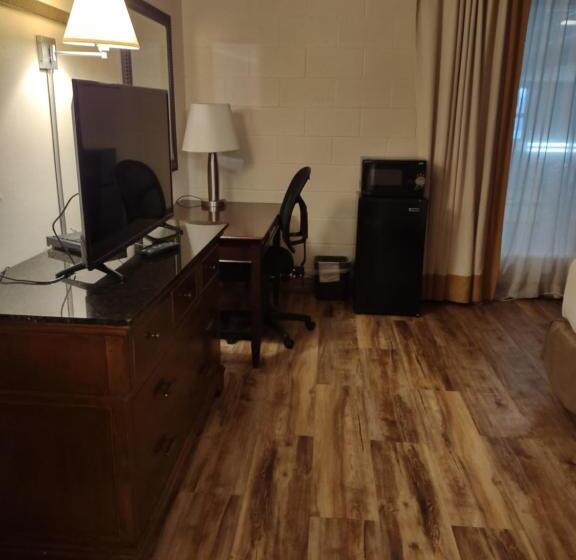 2 Bedroom Suite Pool View, Ramada By Wyndham Albert Lea