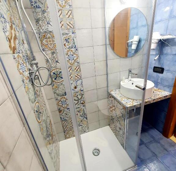 اتاق با خدمات پایه با منظره ی مشرف به دریا [قابل مشاهده ازبالکن], Cala Marina