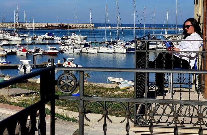 اتاق با خدمات پایه با منظره ی مشرف به دریا [قابل مشاهده ازبالکن], Cala Marina