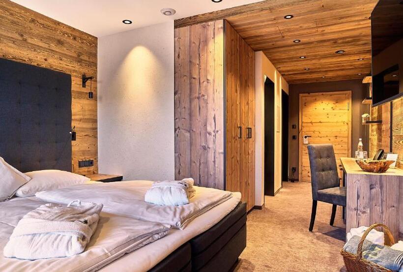バルコニー付きデラックスルーム, Zedernhof Gesundheits  & Wellness