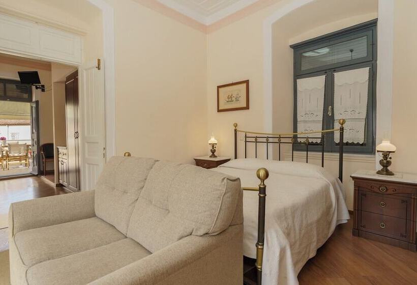 Family Suite, Phaedra