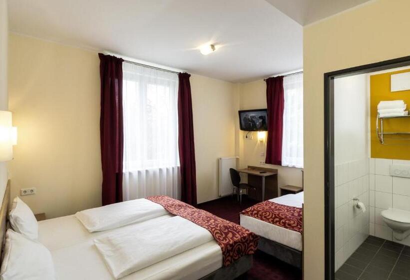 Номер Стандарт Трехместный, Dream Inn Hotel Regensburg Ost