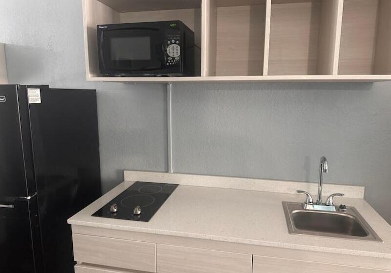 חדר סטנדרט עם מיטת קינג, Suburban Studios By Choice Hotels   Award Winning   New 2024   Walk To Eateries & Grocery   Ultra Sp