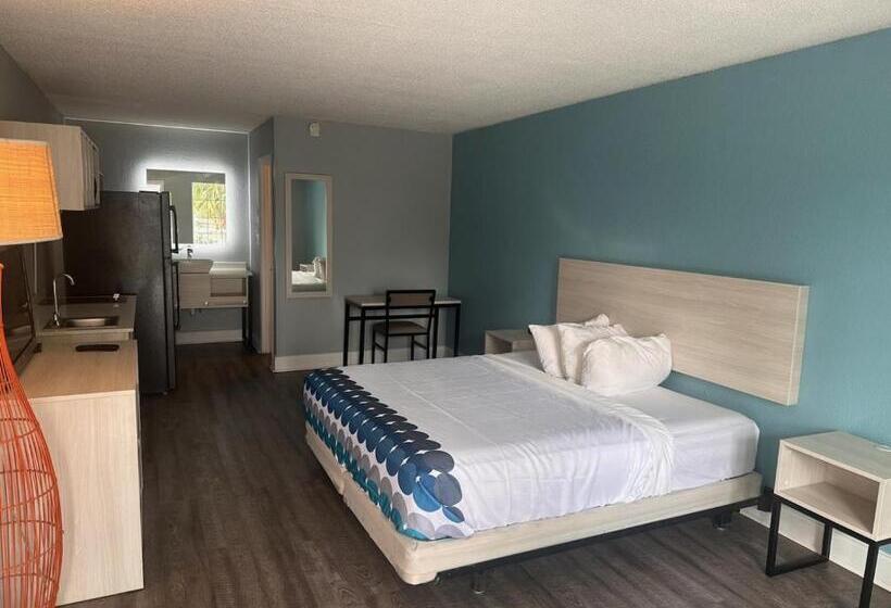 חדר סטנדרט עם מיטת קינג, Suburban Studios By Choice Hotels   Award Winning   New 2024   Walk To Eateries & Grocery   Ultra Sp