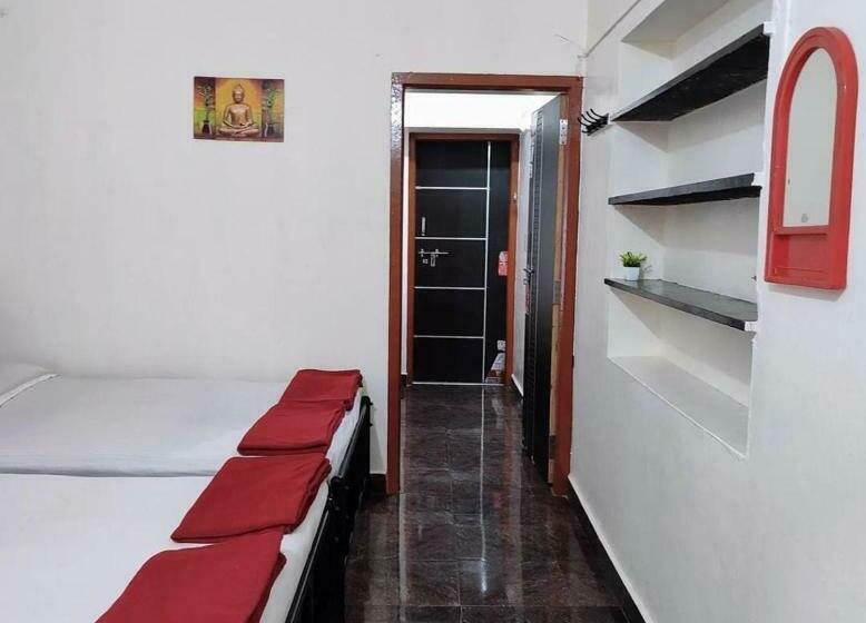 اتاق خانوادگی, Trishula Guest House
