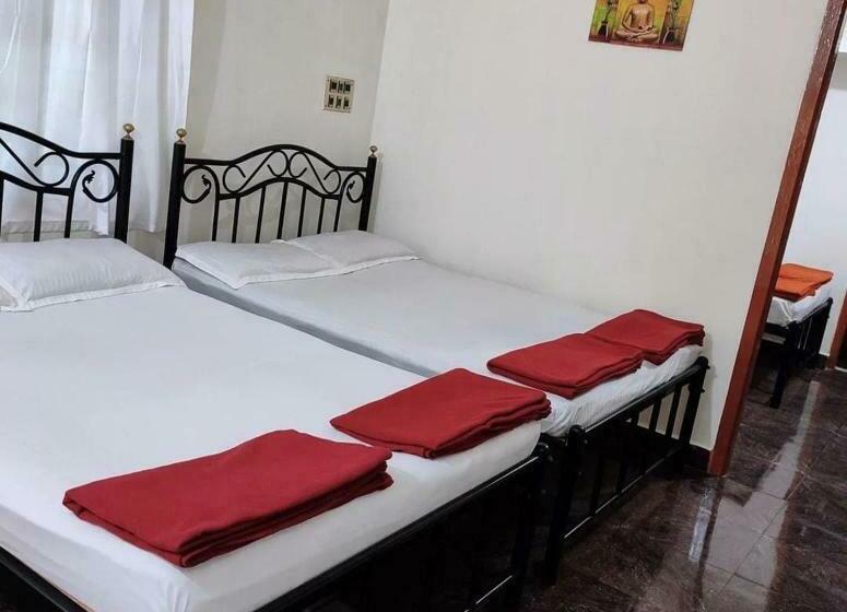 اتاق خانوادگی, Trishula Guest House