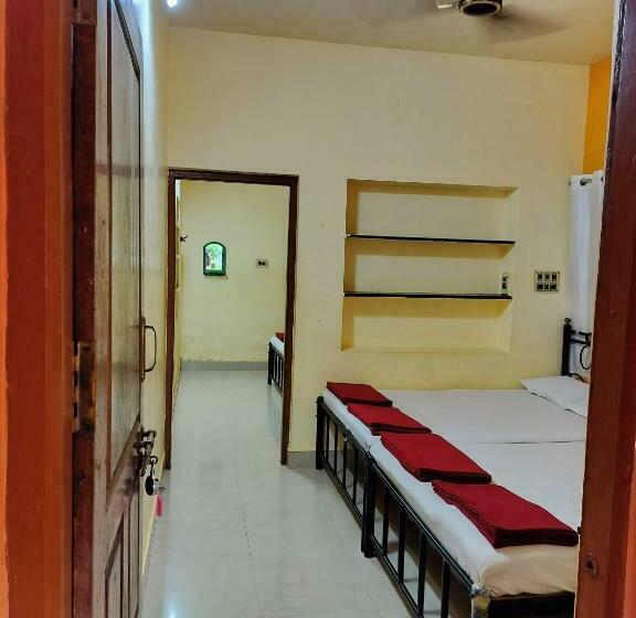 اتاق خانوادگی, Trishula Guest House