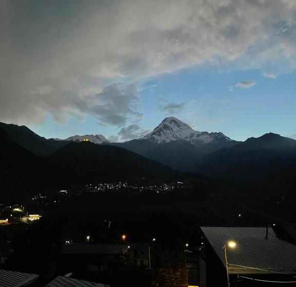 标准三人间, Graf Kazbegi