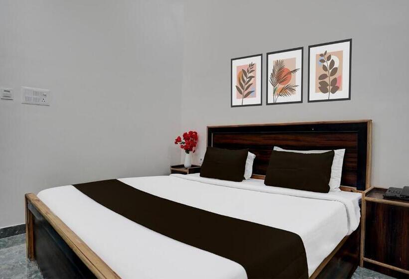 Трехместный Номер Классика, Super Hotel O Govind Nagar Near Krishan Janm Bhoomi Formerly Nidhivan Dham