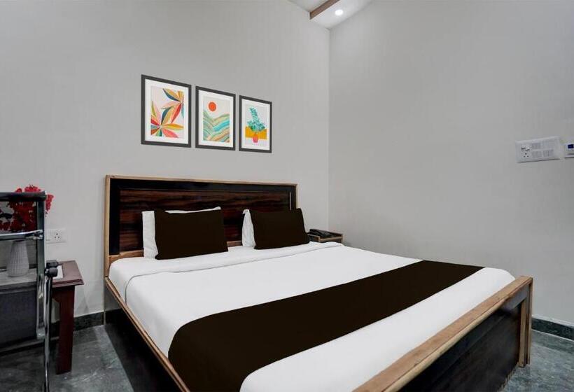 Трехместный Номер Классика, Super Hotel O Govind Nagar Near Krishan Janm Bhoomi Formerly Nidhivan Dham